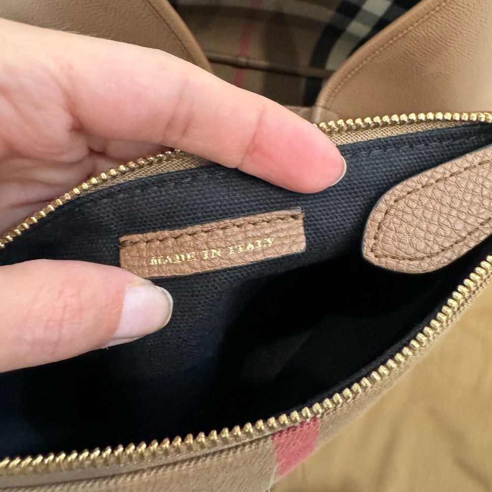 Burberry DERBY LEATHER MEDIUM HONEYBROOK TOTE - Picture 12 of 16